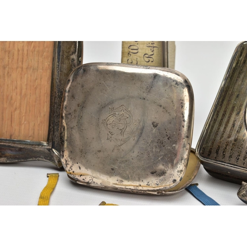 59 - A SMALL PARCEL OF EARLY 20TH CENTURY SILVER ITEMS, comprising a late Victorian rectangular vesta cas... 