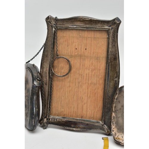 59 - A SMALL PARCEL OF EARLY 20TH CENTURY SILVER ITEMS, comprising a late Victorian rectangular vesta cas... 