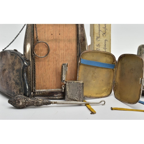 59 - A SMALL PARCEL OF EARLY 20TH CENTURY SILVER ITEMS, comprising a late Victorian rectangular vesta cas... 