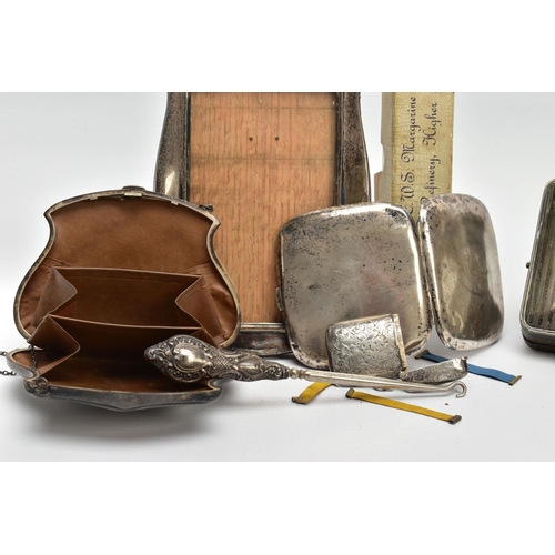 59 - A SMALL PARCEL OF EARLY 20TH CENTURY SILVER ITEMS, comprising a late Victorian rectangular vesta cas... 