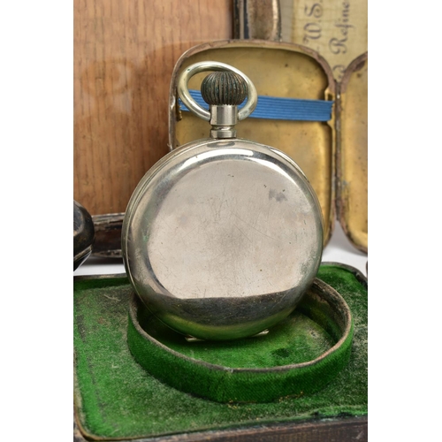 59 - A SMALL PARCEL OF EARLY 20TH CENTURY SILVER ITEMS, comprising a late Victorian rectangular vesta cas... 