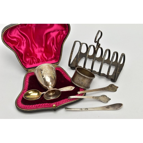 67 - A SMALL PARCEL OF SILVER, comprising a late Victorian seven bar toast rack of arched form, on four b... 