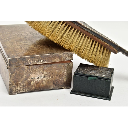 68 - AN EARLY 20TH CENTURY CHINESE SILVER HAIR BRUSH, A GEORGE V RECTANGULAR SILVER CIGARETTE CASE AND A ... 