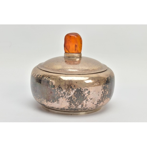 71 - A 20TH CENTURY GERMAN SILVER CIRCULAR BOWL WITH PULL OFF COVER, fitted with an amber finial to the d... 