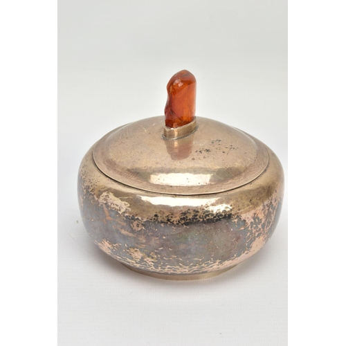 71 - A 20TH CENTURY GERMAN SILVER CIRCULAR BOWL WITH PULL OFF COVER, fitted with an amber finial to the d... 