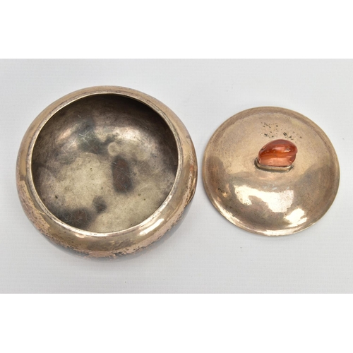 71 - A 20TH CENTURY GERMAN SILVER CIRCULAR BOWL WITH PULL OFF COVER, fitted with an amber finial to the d... 