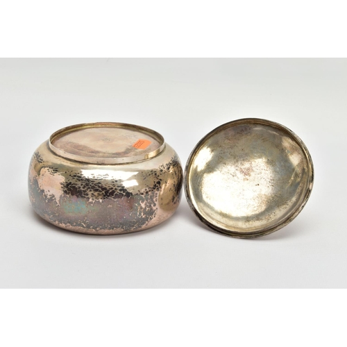 71 - A 20TH CENTURY GERMAN SILVER CIRCULAR BOWL WITH PULL OFF COVER, fitted with an amber finial to the d... 