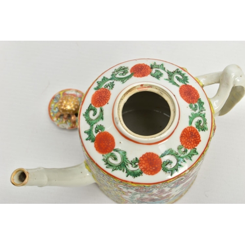 223 - A CHINESE EXPORT PORCELAIN CYLINDRICAL TEA POT AND COVER, the polychrome enamelled cover with moulde... 