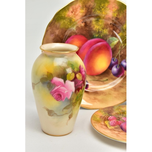 224 - THREE SMALL PIECES OF FRUIT STUDY PAINTED ROYAL WORCESTER AND A ROYAL WORCESTER VASE, comprising a t... 