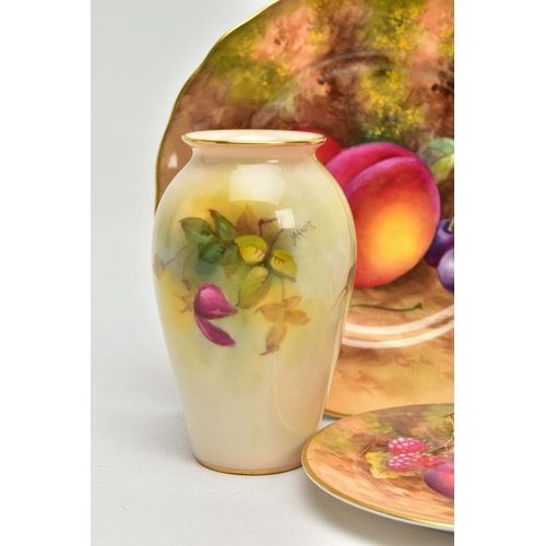 224 - THREE SMALL PIECES OF FRUIT STUDY PAINTED ROYAL WORCESTER AND A ROYAL WORCESTER VASE, comprising a t... 