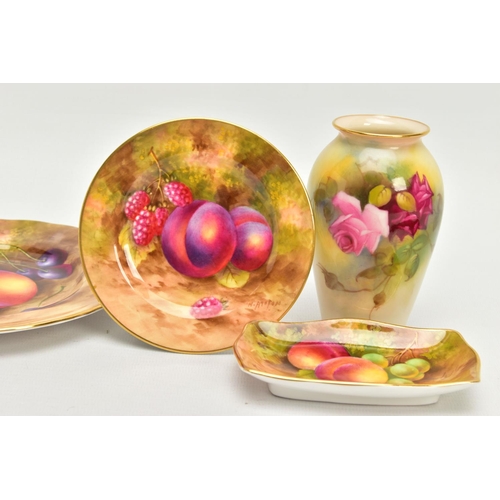 224 - THREE SMALL PIECES OF FRUIT STUDY PAINTED ROYAL WORCESTER AND A ROYAL WORCESTER VASE, comprising a t... 