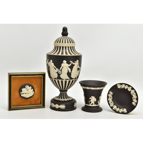 234 - A LATE 20TH CENTURY WEDGWOOD BLACK JASPER DIP DANCING HOURS VASE AND COVER AND THREE SMALL PIECES OF... 