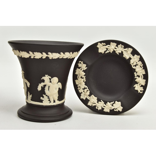 234 - A LATE 20TH CENTURY WEDGWOOD BLACK JASPER DIP DANCING HOURS VASE AND COVER AND THREE SMALL PIECES OF... 