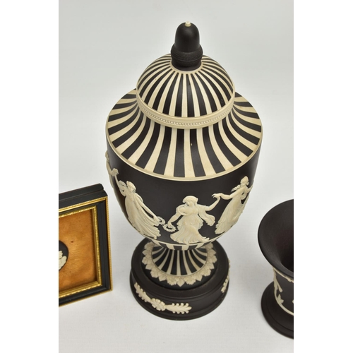 234 - A LATE 20TH CENTURY WEDGWOOD BLACK JASPER DIP DANCING HOURS VASE AND COVER AND THREE SMALL PIECES OF... 