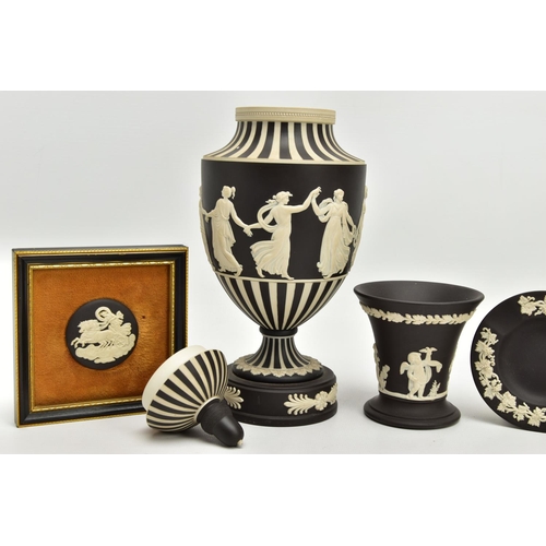 234 - A LATE 20TH CENTURY WEDGWOOD BLACK JASPER DIP DANCING HOURS VASE AND COVER AND THREE SMALL PIECES OF... 