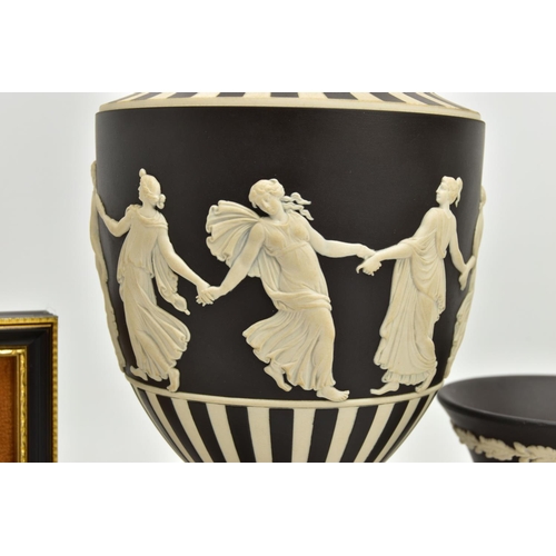 234 - A LATE 20TH CENTURY WEDGWOOD BLACK JASPER DIP DANCING HOURS VASE AND COVER AND THREE SMALL PIECES OF... 