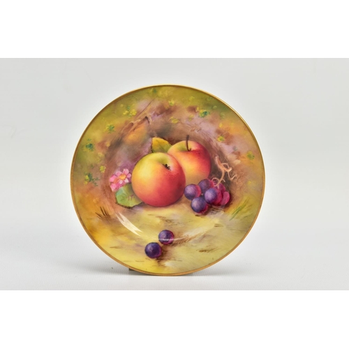 240 - A ROYAL WORCESTER FRUIT STUDY SMALL CIRCULAR PLATE, hand painted with apples and grapes, gilt rim, u... 