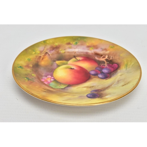 240 - A ROYAL WORCESTER FRUIT STUDY SMALL CIRCULAR PLATE, hand painted with apples and grapes, gilt rim, u... 