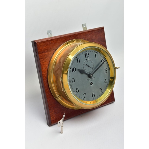 281 - A FIRST HALF 20TH CENTURY GERMAN BRASS CASED MARINE TIME PIECE BY KREUZIGER & LEUTERT OF HAMBURG, th... 