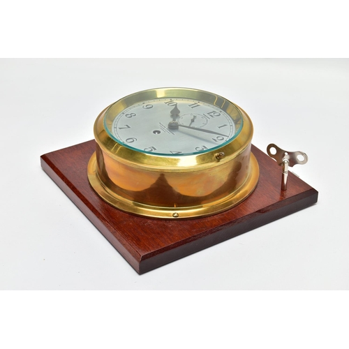 281 - A FIRST HALF 20TH CENTURY GERMAN BRASS CASED MARINE TIME PIECE BY KREUZIGER & LEUTERT OF HAMBURG, th... 