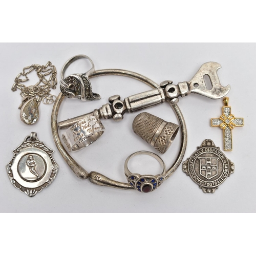 104 - AN ASSORTMENT OF SILVER AND WHITE METAL ITEMS, to include a late Victorian silver thimble, hallmarke... 