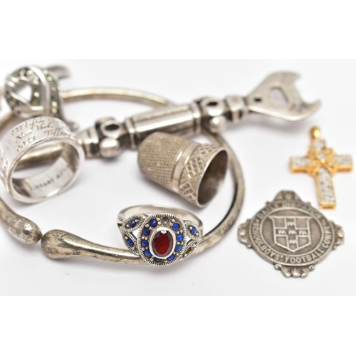 104 - AN ASSORTMENT OF SILVER AND WHITE METAL ITEMS, to include a late Victorian silver thimble, hallmarke... 