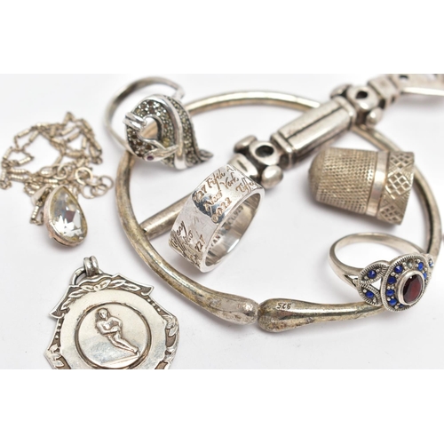104 - AN ASSORTMENT OF SILVER AND WHITE METAL ITEMS, to include a late Victorian silver thimble, hallmarke... 