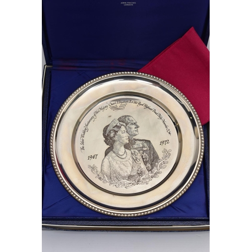 120 - A BOXED COMMEMORATIVE 'ROYAL ANNIVERSARY SILVER PLATE' , commemorating the silver wedding anniversar... 