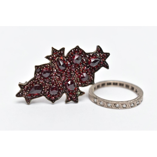 32 - AN 18CT GOLD DIAMOND RING AND BOHEMIAN GARNET BROOCH, a white gold band ring, eleven single cut diam... 