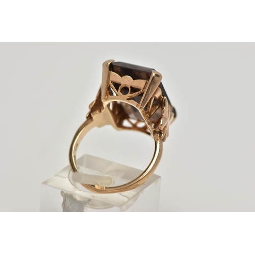 86 - A 9CT GOLD SMOKEY QUARTZ DRESS RING, a four claw set large rectangular cut smokey quartz, openwork g... 