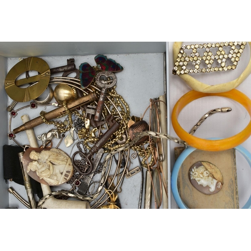 101 - AN ASSORTMENT OF COSTUME JEWELLERY AND SUNDRIES, to include a white metal retractable pencil, a whit... 