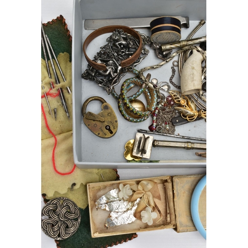 101 - AN ASSORTMENT OF COSTUME JEWELLERY AND SUNDRIES, to include a white metal retractable pencil, a whit... 