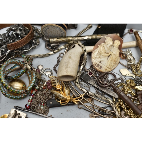 101 - AN ASSORTMENT OF COSTUME JEWELLERY AND SUNDRIES, to include a white metal retractable pencil, a whit... 