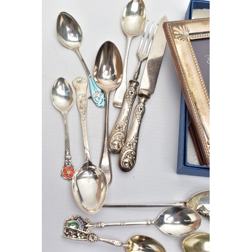 102 - A SELECTION OF SILVER AND ASSORTED WHITE METAL CUTLERY AND FURTHER ITEMS, to include a silver teaspo... 