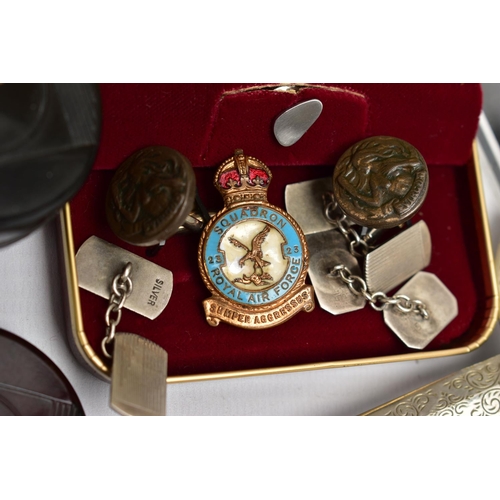 103 - ASSORTED CUFFLINKS AND COMMEMORATIVE COINS, to include two pairs of white metal chain link cufflinks... 