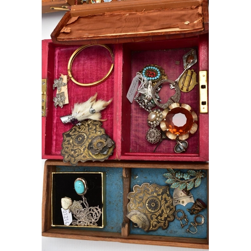 115 - A BOX OF ASSORTED ITEMS, to include a large Middle Eastern ornate white metal belt buckle with gold ... 