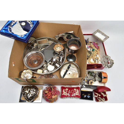 117 - AN ASSORTMENT OF COSTUME JEWELLERY AND VARIOUS METAL SUNDRIES, to include a 'Conway Stewart' fountai... 