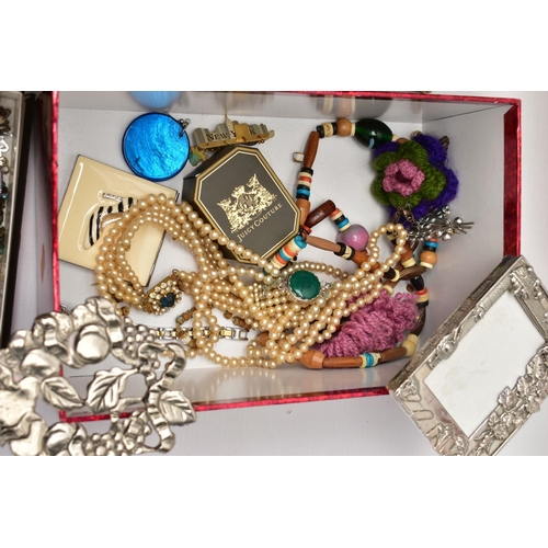 117 - AN ASSORTMENT OF COSTUME JEWELLERY AND VARIOUS METAL SUNDRIES, to include a 'Conway Stewart' fountai... 