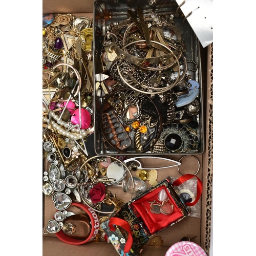 135 - A BOX OF ASSORTED COSTUME JEWELLERY AND ITEMS, to include a metal tin with a small amount of costume... 