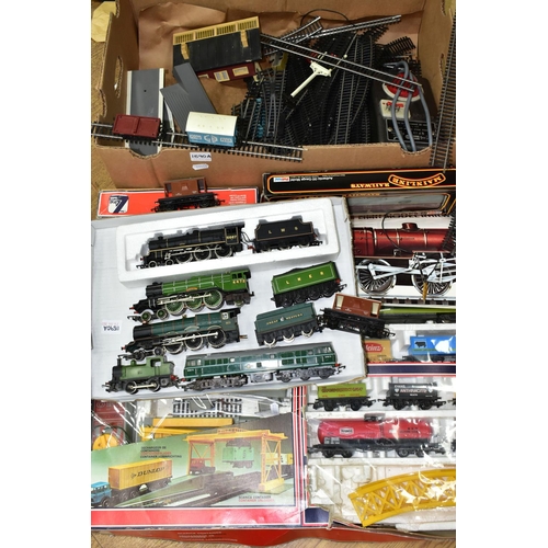 1590A - A BOXED LIMA OO GAUGE CONTAINER UNLOADER SET, to include class 55 Deltic locomotive 'Meld' No.D9003,... 