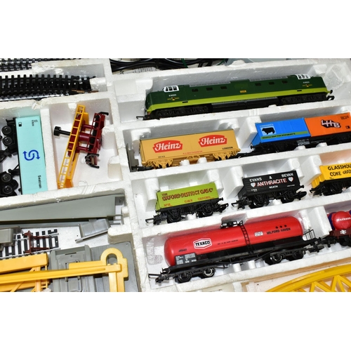 1590A - A BOXED LIMA OO GAUGE CONTAINER UNLOADER SET, to include class 55 Deltic locomotive 'Meld' No.D9003,... 