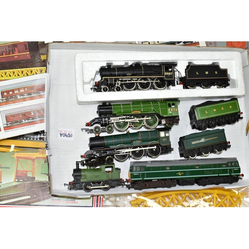 1590A - A BOXED LIMA OO GAUGE CONTAINER UNLOADER SET, to include class 55 Deltic locomotive 'Meld' No.D9003,... 