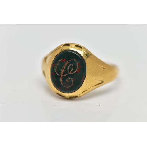 64 - AN 18CT GOLD SIGNET RING, set with an oval bloodstone insert with an engraved initial 'C', worn deta... 