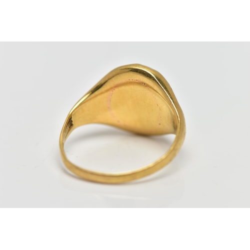 64 - AN 18CT GOLD SIGNET RING, set with an oval bloodstone insert with an engraved initial 'C', worn deta... 