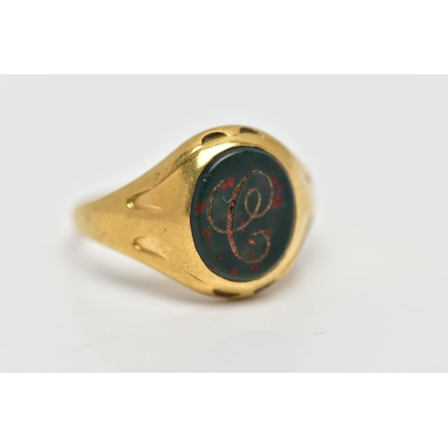 64 - AN 18CT GOLD SIGNET RING, set with an oval bloodstone insert with an engraved initial 'C', worn deta... 