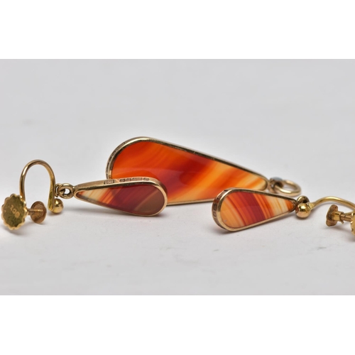 7 - A PAIR OF 9CT GOLD AGATE DROP EARRINGS AND PENDANT SET, each earring designed with a pear shape oran... 