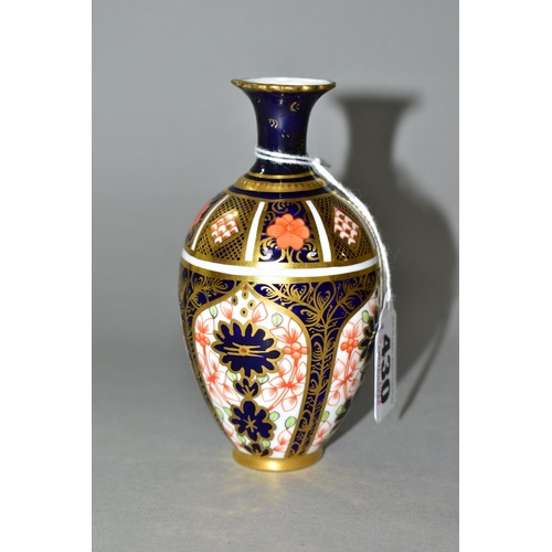 430 - A ROYAL CROWN DERBY IMARI SMALL BALUSTER VASE, decorated in the 1128 pattern, date cypher for 1917, ... 