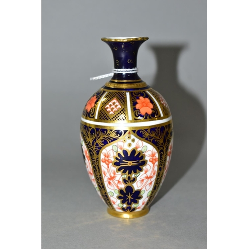 430 - A ROYAL CROWN DERBY IMARI SMALL BALUSTER VASE, decorated in the 1128 pattern, date cypher for 1917, ... 