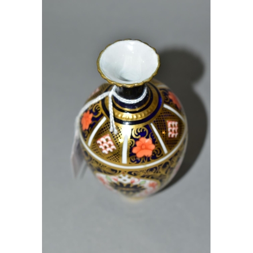 430 - A ROYAL CROWN DERBY IMARI SMALL BALUSTER VASE, decorated in the 1128 pattern, date cypher for 1917, ... 