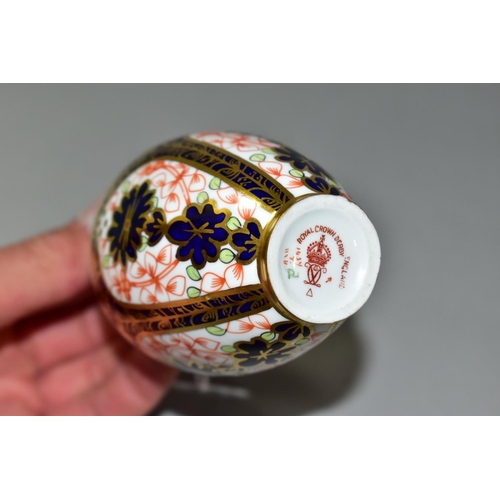 430 - A ROYAL CROWN DERBY IMARI SMALL BALUSTER VASE, decorated in the 1128 pattern, date cypher for 1917, ... 